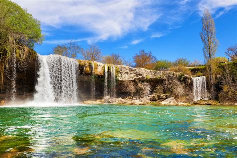 Cascada Pedrosa de la Tobalina, aguas turquesas en Las。